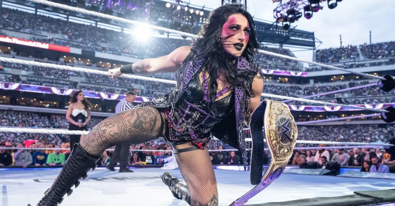 Rhea Ripley tại Wrestlemania 40 với đai vô địch