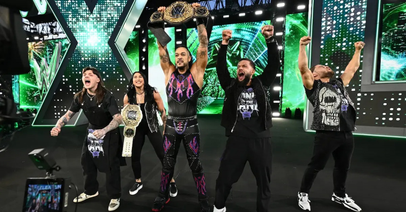 Damian Priest(M) ăn mừng chiến thắng tại WWE World Championship cùng Dominik Mysterio, Rhea Ripley, Finn Balor và JD McDonagh, Ngày phán xét
