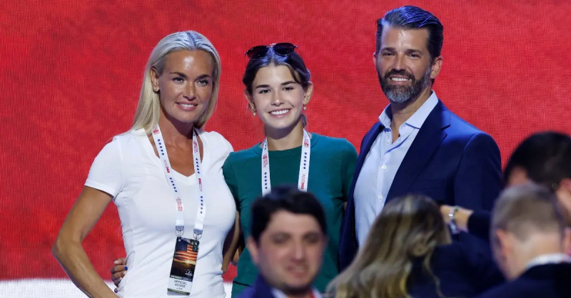Vanessa Trump, Kai Trump și Donald Trump Jr., stau pe scenă înainte de începerea celei de-a treia zile a Convenției naționale republicane la Forumul Fiserv, pe 17 iulie 2024, în Milwaukee, Wisconsin.