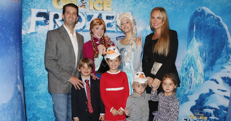 NEW YORK, NY - 11 NOIEMBRIE: Donald Trump Jr. pozează cu soția Vanessa Trump și copiii lor la Disney On Ice Presents Frozen la Barclays Center pe 11 noiembrie 2014 în New York City. (Foto de Jerritt Clark/WireImage)