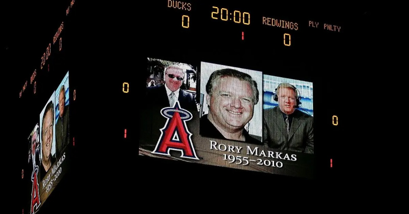 Imagen del locutor Rory Markas en jumbotron.