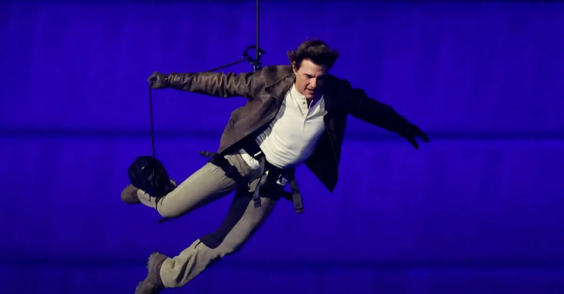 Tom Cruise hopper fra taget af Stade de France under afslutningsceremonien
