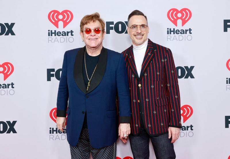 elton john manžel david vybavit