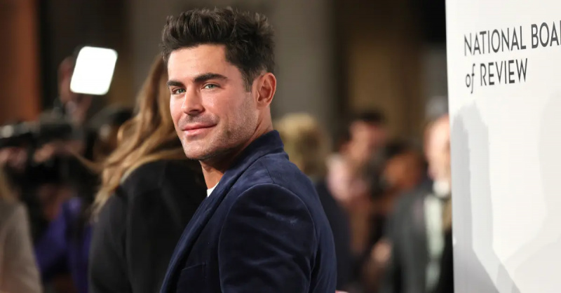 Zac Efron'un Yeni Görünümü Çenesinin 'Yüzünden Sarkmasına' Sebep Olan Yaralanmadan Kaynaklanıyor