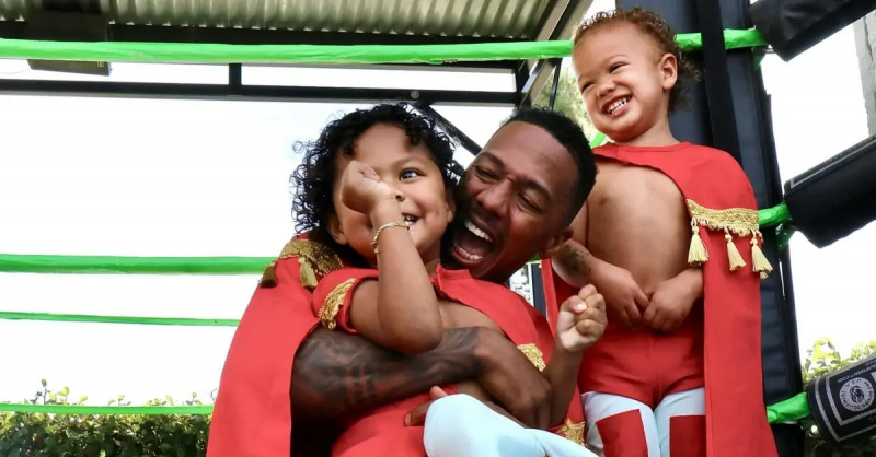 Nick Cannon met tout en œuvre en portant quatre costumes distincts pour Halloween avec ses enfants