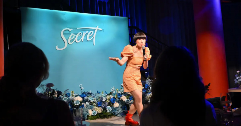   Atsuko Okatsuka מספר בדיחות באירוע הקומדיה הסודית