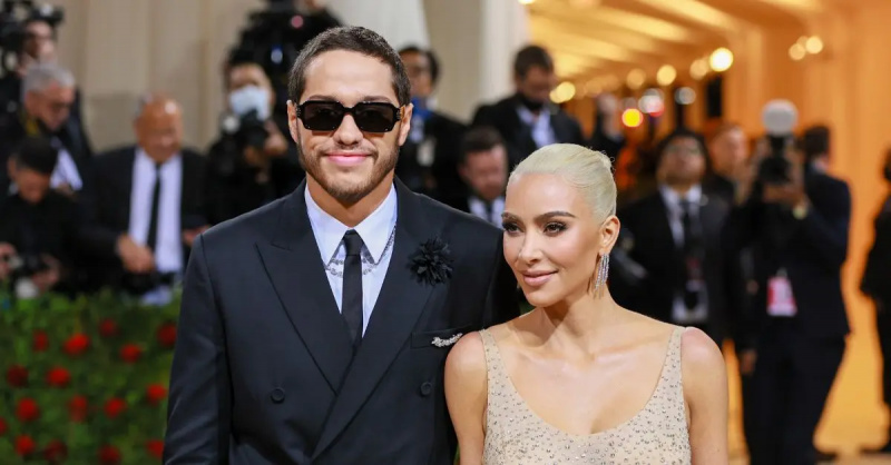 (l-r): Pete Davidson และ Kim Kardashian เข้าร่วมงาน Met Gala ปี 2022 ด้วยกัน