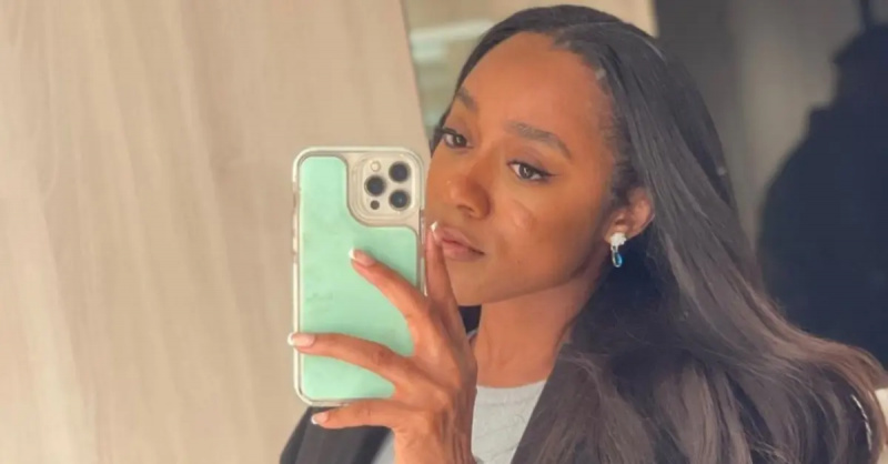 Jasmine Ellis Cooper tar en selfie