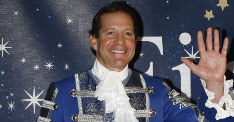 Steve Guttenbergs nettovärde: Hur 'Police Academy'-stjärnan byggde sitt Hollywood-arv