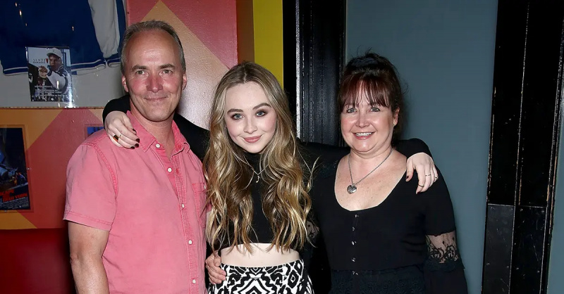 Si Sabrina Carpenter kasama ang kanyang mga magulang sa Planet Hollywood noong 2015.