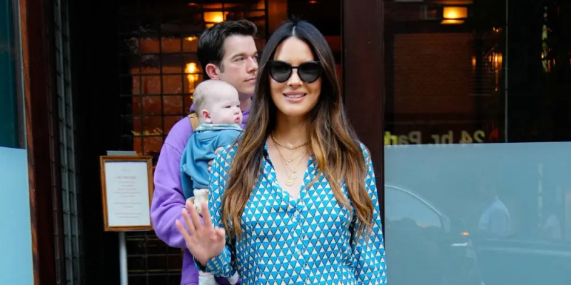 John Mulaney och Olivia Munn med Malcolm