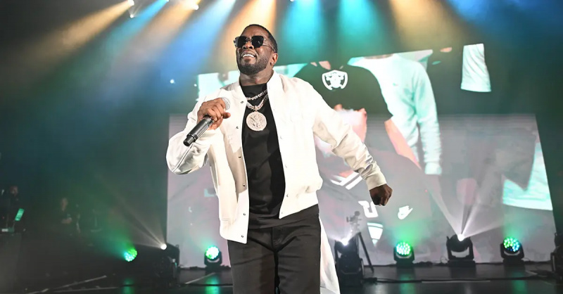 Si Sean Combs ay gumaganap kasama si Giggs sa O2 Arena sa London.