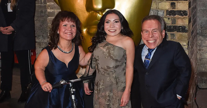 Warwick Davis s manželkou a dcérou na BAFTA.