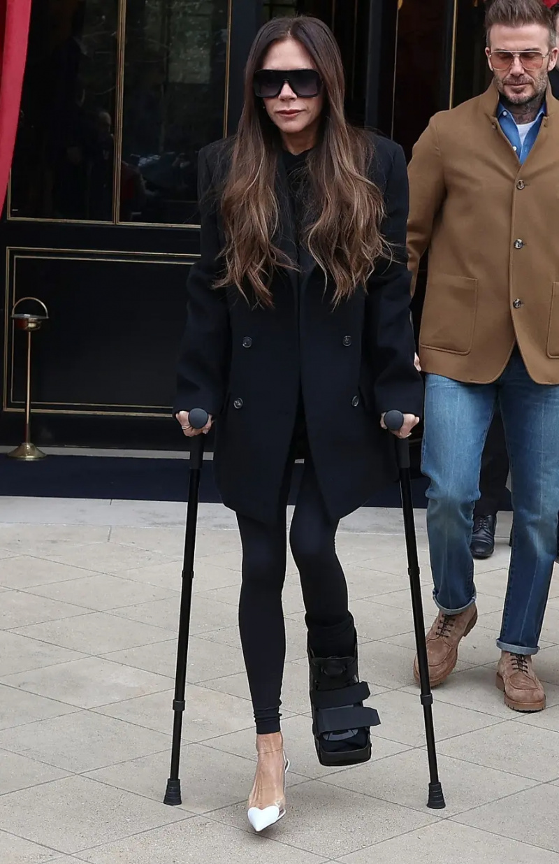 De ce Victoria Beckham folosește cârje? Posh Spice a prezentat un nou accesoriu de mobilitate în 2024