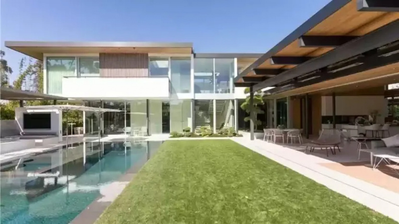 क्रिस्टीना हॉल's new house in Newport Beach