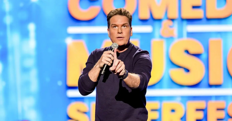 Dane Cook opptrer på Byron Allen Presents: The Comedy & Music Superfest (2023)