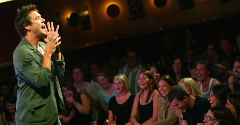 Dane Cook opptrer på Laugh Factory i 2005