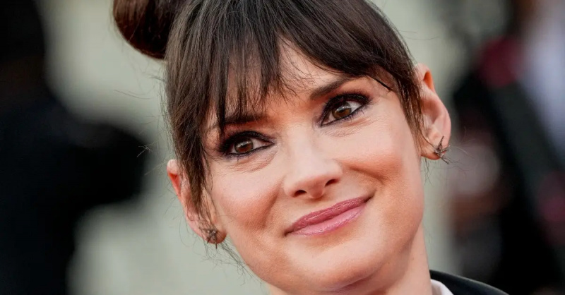 Winona Ryder somrient per les càmeres