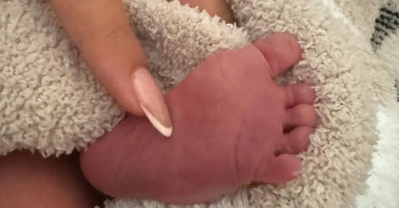 เฮลีย์ บีเบอร์'s fingernail on her baby's foot