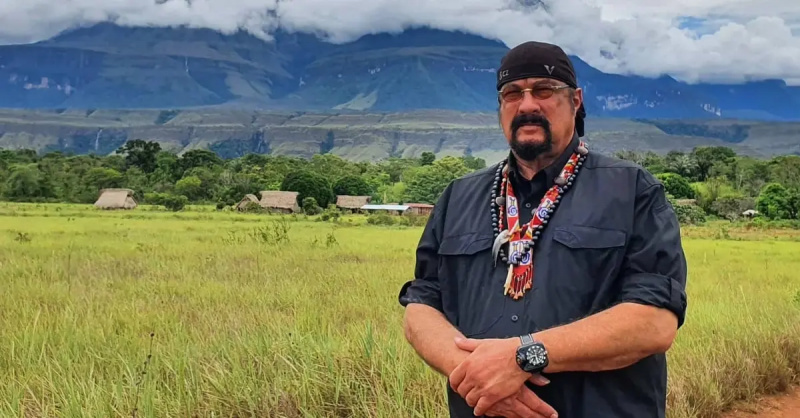 Steven Seagal jest „gotowy na śmierć” za prezydenta Rosji Władimira Putina, ale czy mówi po rosyjsku?