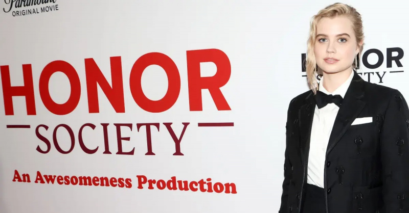 Angourie Rice, vilkintis juodu smokingu, dalyvauja Los Andžele vykstančioje premjeroje'Honor Society' in 2022