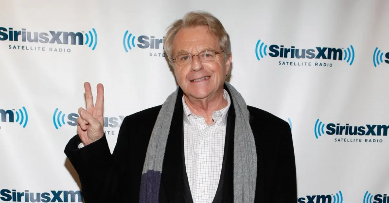 Jerry Springer poserar för ett fotografi
