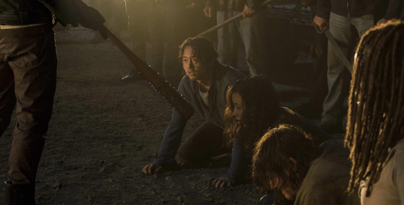   jak glenn zemřel v chodících mrtvých,proč glenn opustil chodící mrtvé,glenn zemřel chodící mrtvý sezóna 6,proč Negan zabil Abrahama,v jaké epizodě zemřel glenn v sezóně 7,negan zabil Glenna kvůli darylovi,proč negan zabij glenna a ne daryla,kdy abraham zemře v chodících mrtvých,proč negan zabil glenna,jaká epizoda negan zabil glenna,negan zabil glenna,proč negan zabil glenna v chodících mrtvých