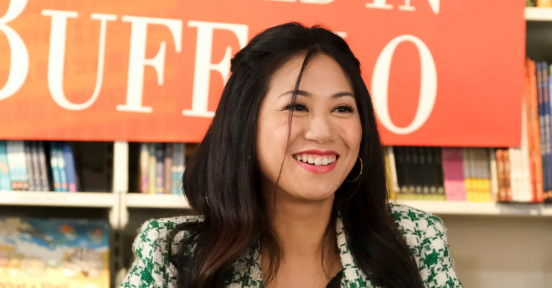 Liza Lapira sebagai Natalie