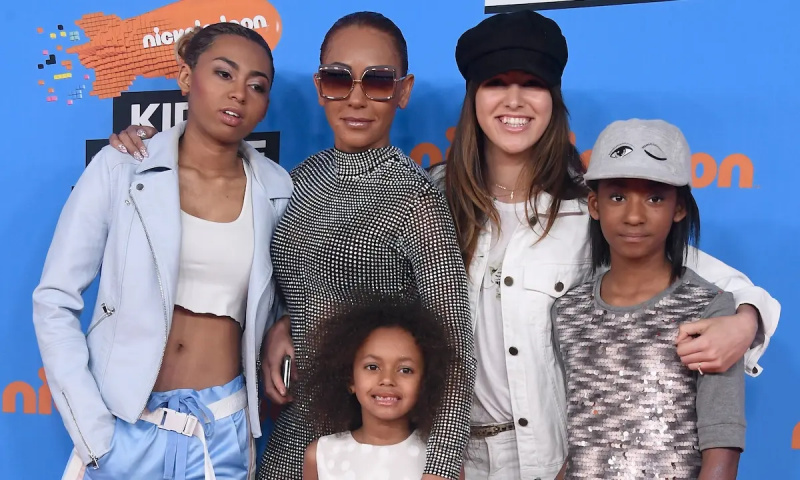 Phoenix Chi Gulzar, Mel B, Madison Brown Belafonte, Giselle Belafonte és Angel Iris Murphy Brown