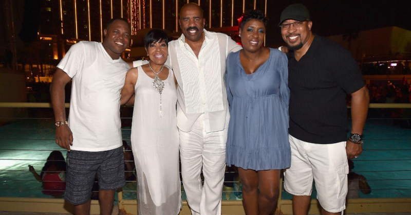 (ל-ר): קיר"Junior" Spates, Shirley Strawberry, comedian Steve Harvey, Carla Ferrell, and Nephew Tommy.