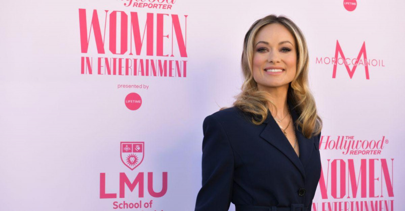 Olivia Wilde dalyvauja renginyje ant raudonojo kilimo.