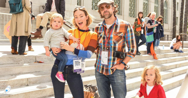 (l-r): Daisy Sudeikis, Olivia Wilde, Jason Sudeikis ir Otis Sudeikis šypsosi lauke.