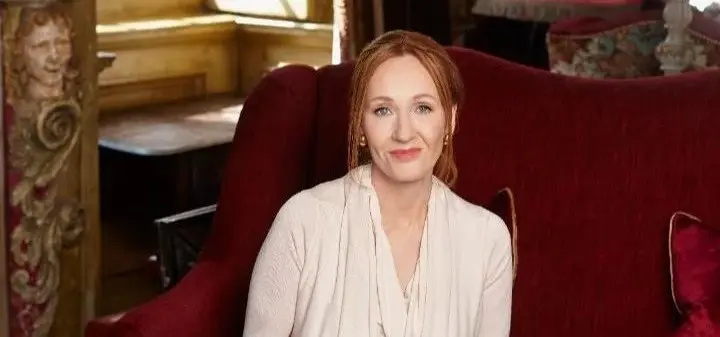 J.K. La Rowling ora sta affrontando problemi legali per i suoi commenti transfobici
