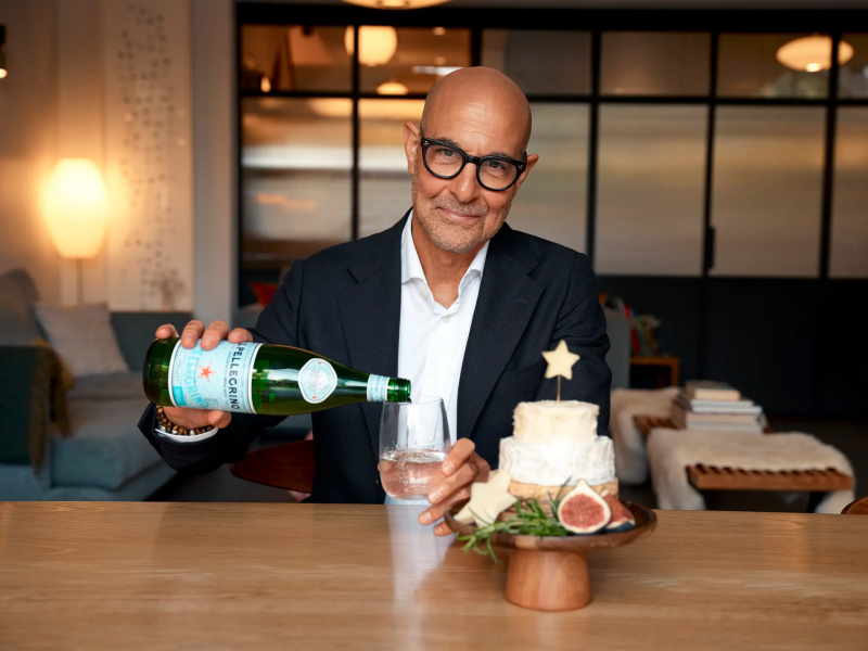 Stanley Tucci, S.Pellegrino'yu 'S.Pellegrino & Stanley Tucci'nin hemen yanındaki bardağa döküyor's Holiday Cheese 'Cake'"
