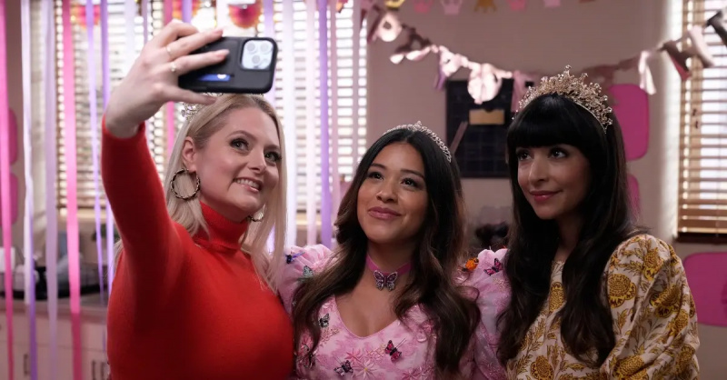Lauren Ash 饰演 Lexi,Gina Rodriguez 饰演 Sam,Hannah Simone 饰演 Sam'Not Dead Yet'.