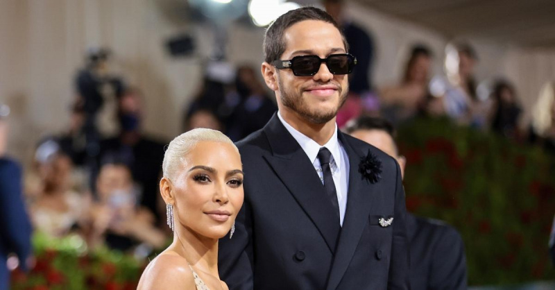Pete Davidson és Kim Kardashian részt vesz a 2022-es Met Gálán.