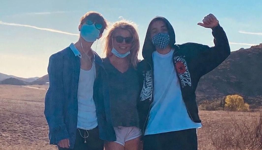Nic vám nepřipadá staré, jako byste viděli Skoro dospělé syny Britney Spearsové