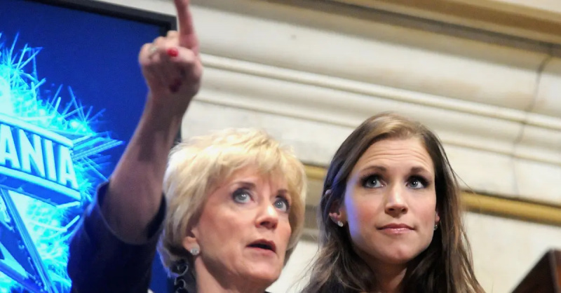 Linda McMahon dan Stephanie McMahon pada tahun 2009