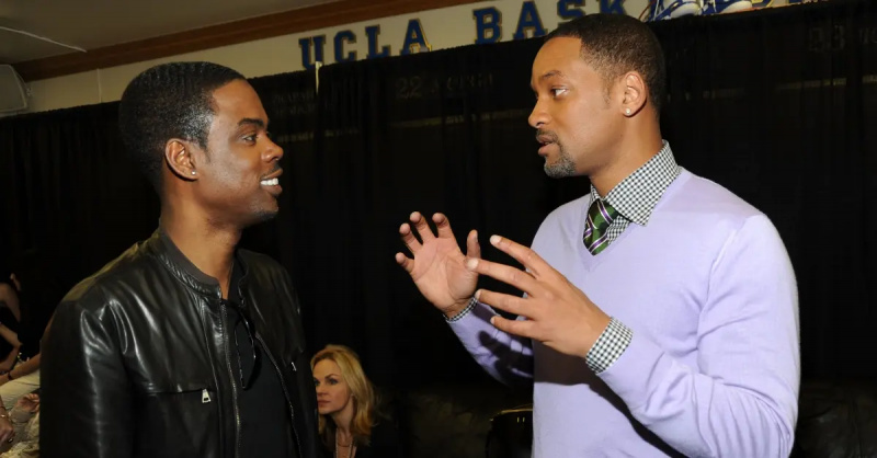 Chris Rock com jaqueta de couro e Will Smith com suéter roxo conversando em 2010 na Nickelodeon's 23rd Annual Kid's Choice Awards