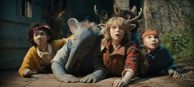 (L til R) Naledi Murray som Wendy, Ravi Narayan som Earl Elephant, Christian Convery som Gus og Amie Donald som Maya Monkey i episode 201 af'Sweet Tooth.'
