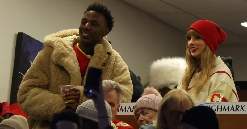 Jerrod Carmichael ve Taylor Swift, Ocak 2024'te Kansas City Chiefs futbol maçına katılıyor.