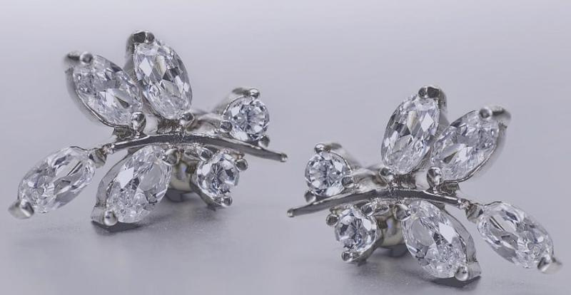 Bridal Glam: Dirbtinių deimantų auskarų derinimas su chalatais