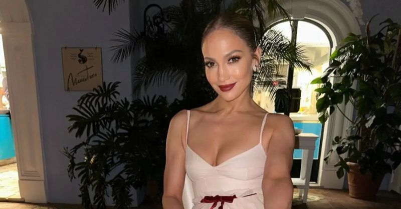 Si Jennifer Lopez ay nag-pose sa isang lobby.