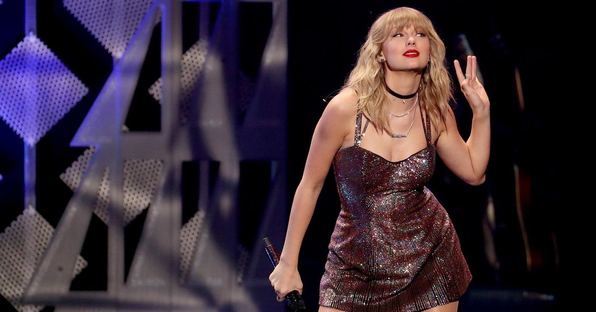 テイラー・スウィフトは、彼女が「金庫から」引っ張ることができた100以上の未発表の曲を持っています