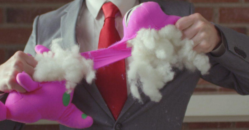 Uomo che strappa Barney's doll