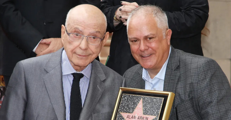   Alan e seu filho Matthew Arkin em sua cerimônia na Calçada da Fama de Hollywood em 7 de junho de 2019