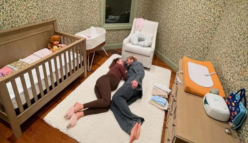 子供部屋で一緒に寝そべるニーナとローガン