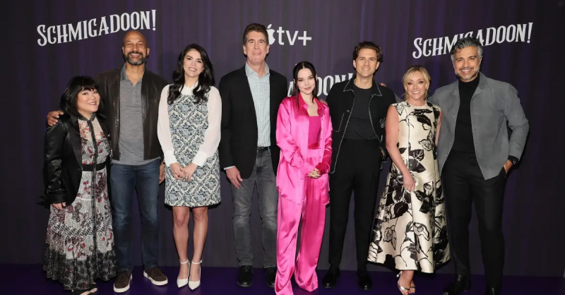 Distribuția lui'Schmigadoon' posing at the Season 2 premiere in New York City.