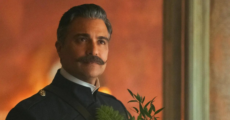 Jaime Camil în rolul sergentului Rivera'Schmigadoon'