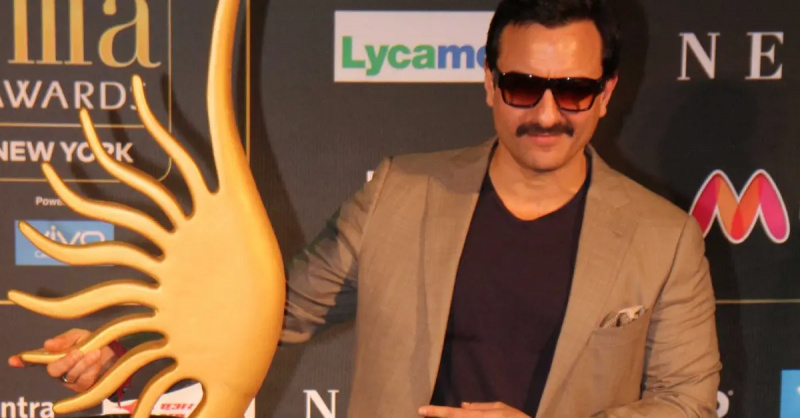 Saif Ali Khan poserar för ett pressfoto